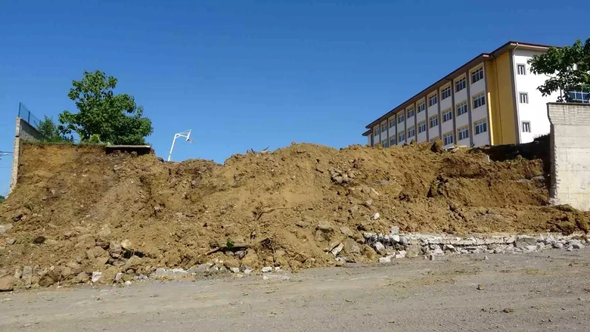 Samsun'da Yıkılma Riski Taşıyan Okul Duvarı Kontrollü Olarak Yıkıldı