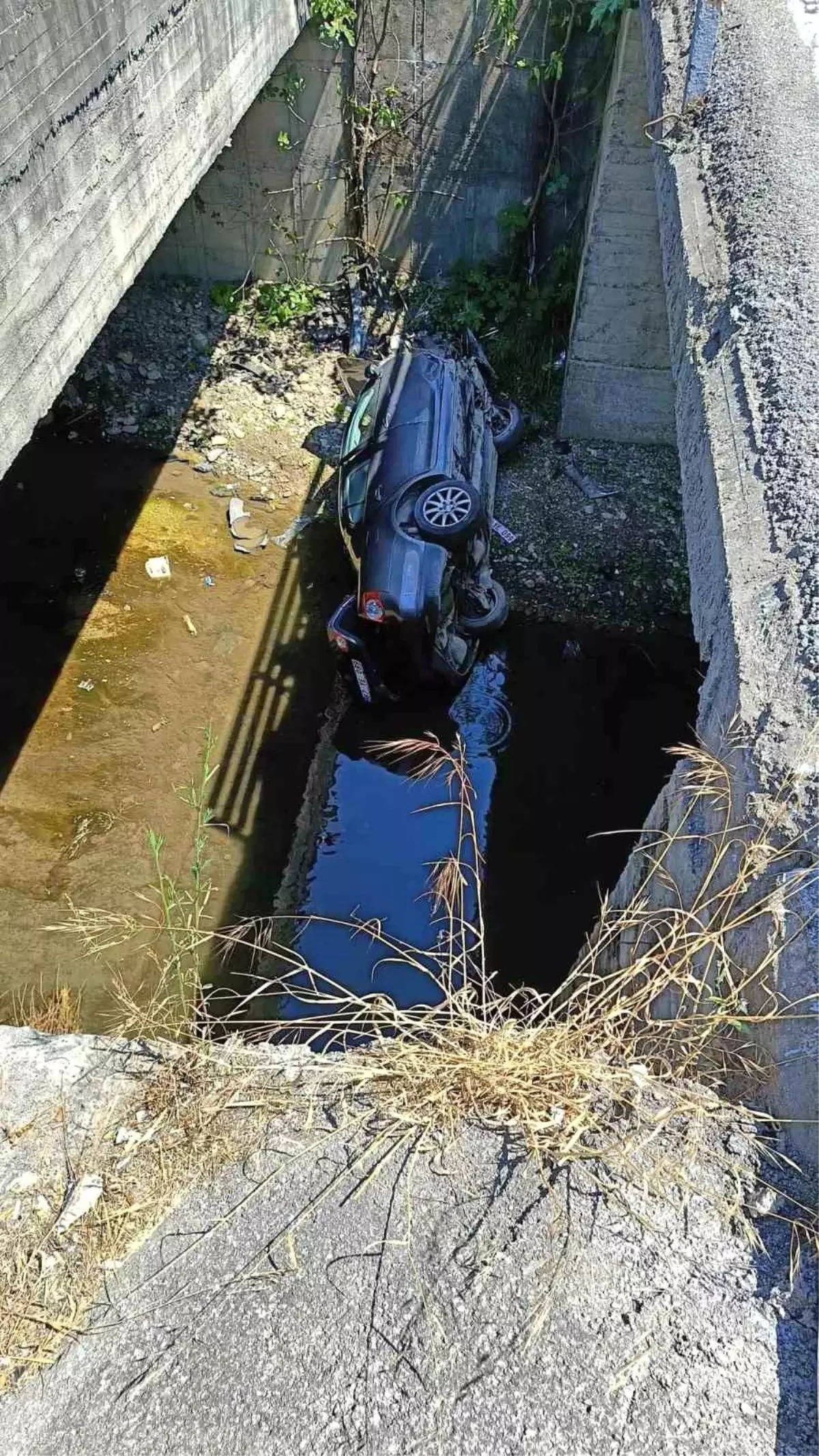 Zonguldak'ta Otomobil Dereye Uçtu: 1 Yaralı