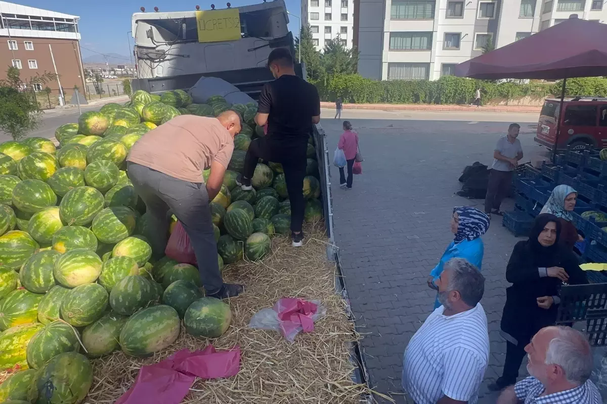 Elazığ'da 30 ton karpuz, vatandaşa ücretsiz dağıtıldı