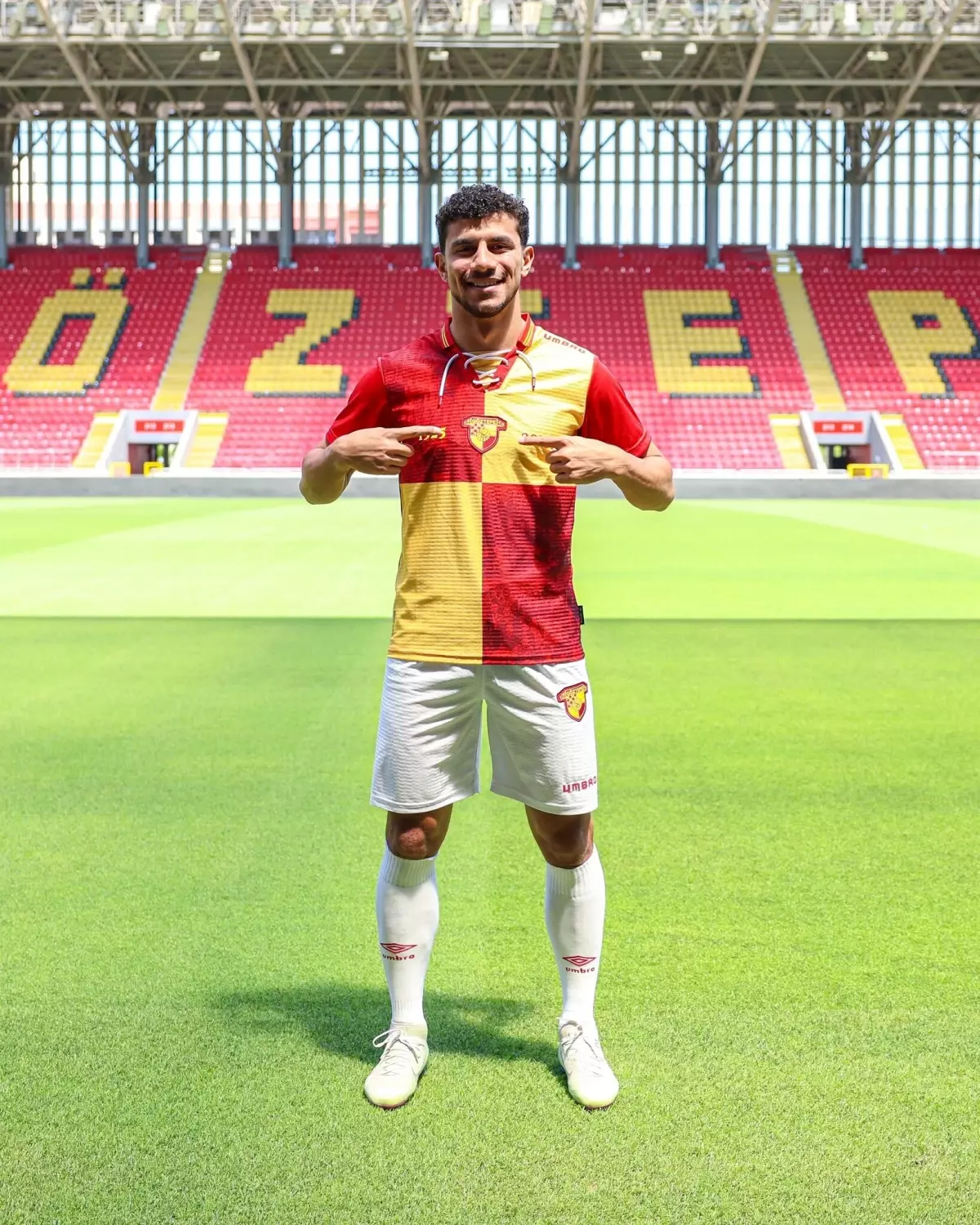 Göztepe'nin Yeni Transferi İbrahim Sabra, Vize Gecikmesi Nedeniyle Kampı Kaçırdı