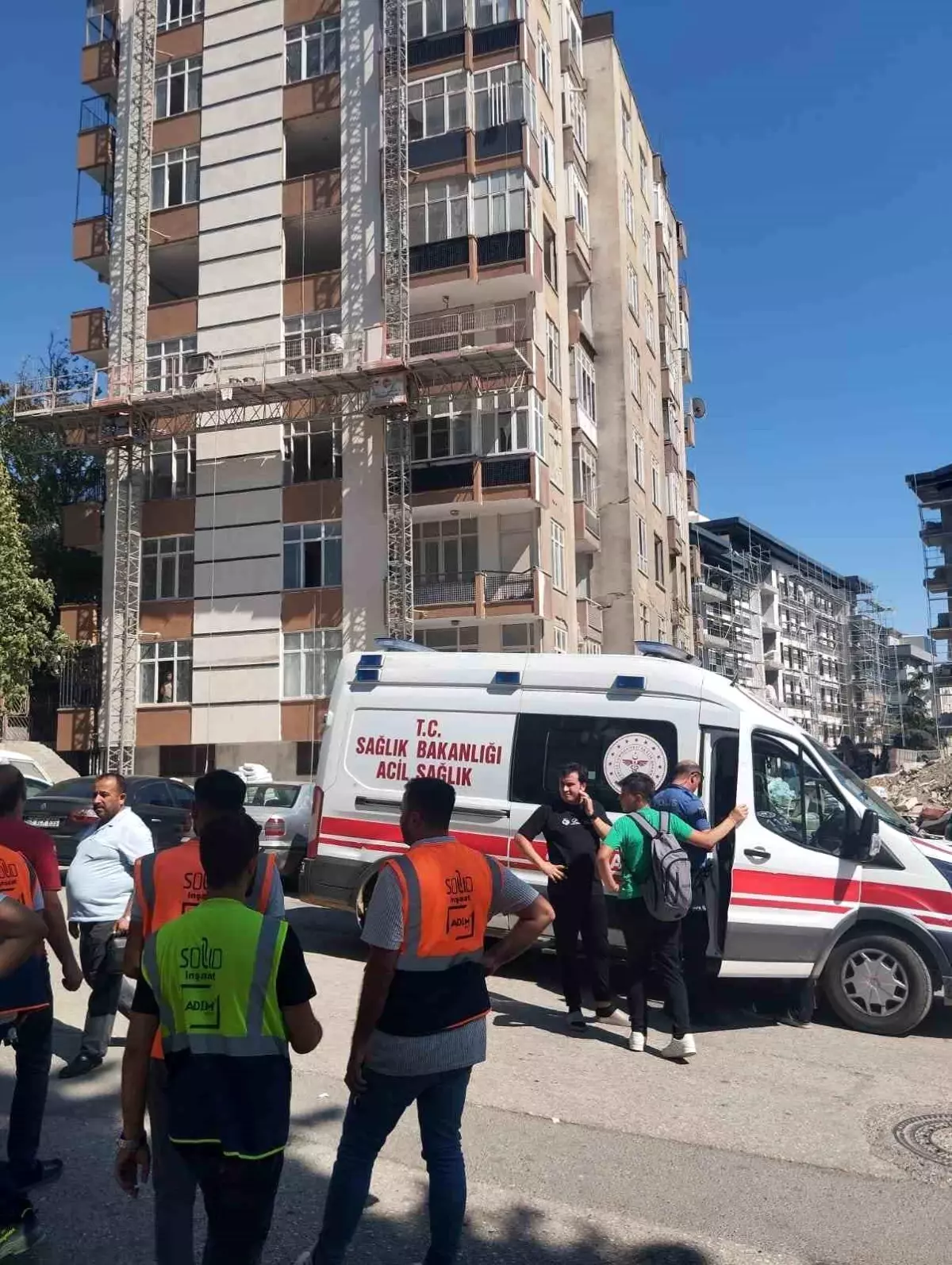 Kahramanmaraş'ta İnşaat Halindeki Binadan Moloz Düşmesi: 3 Çocuk Yaralandı