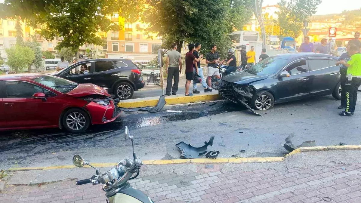 Kocaeli'de Trafik Kazası: Motosiklet Sürücüsü Yaralandı
