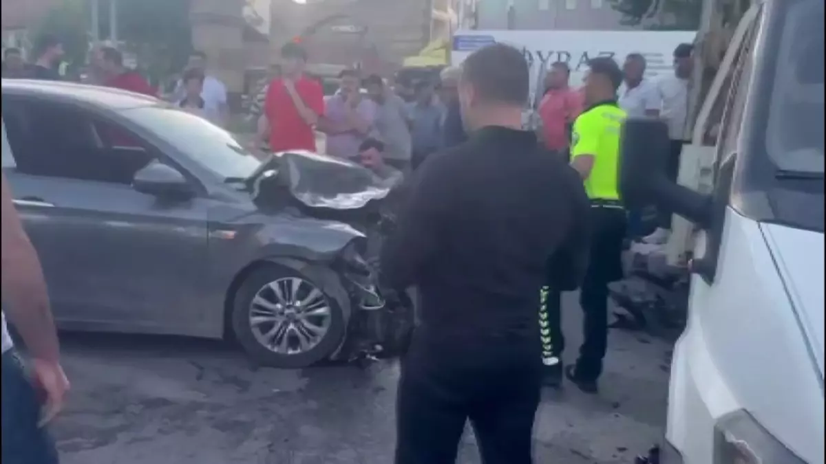 Kovancılar'da Kaza: Işık İhlali Yapan Araçlar Arasında Yaya Sıkıştı