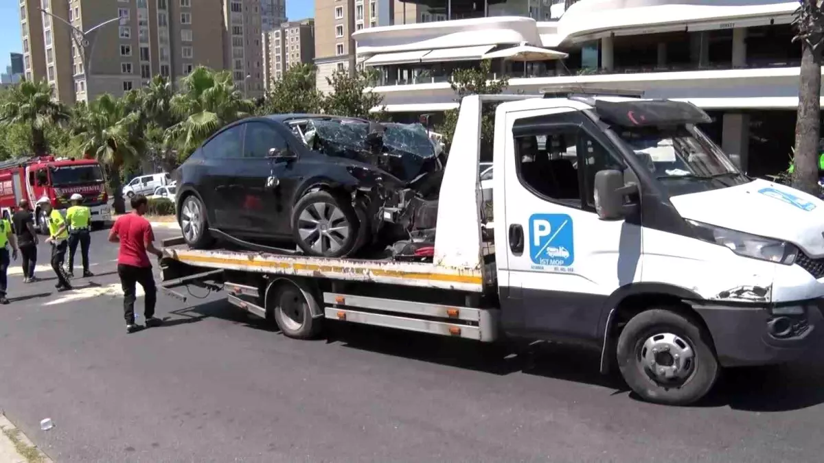 Ataşehir'de Tesla ile Kaza: 4 Yaralı