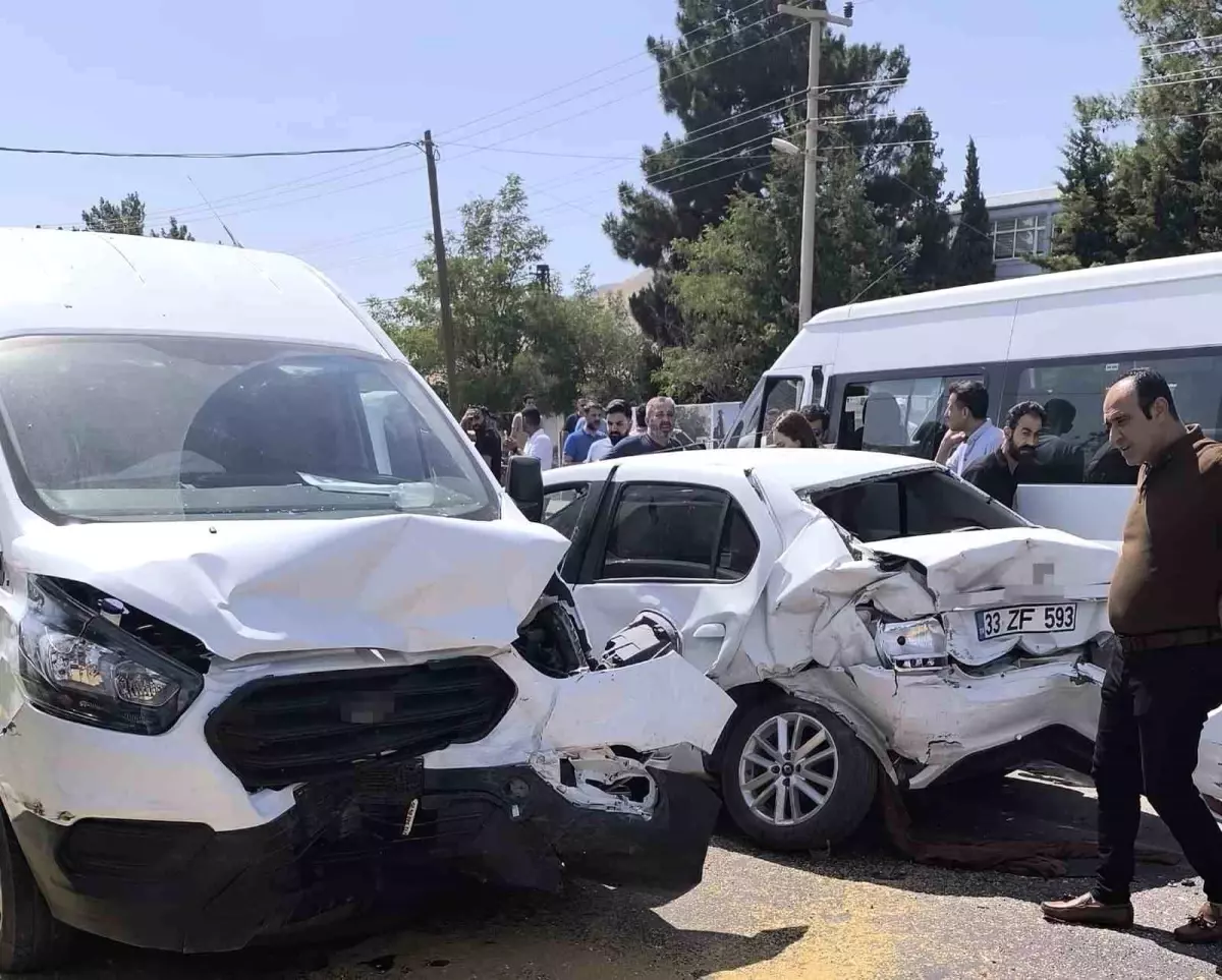 Mardin'de Freni Patlayan Tır, Kırmızı Işıkta Bekleyen Araçlara Çarptı