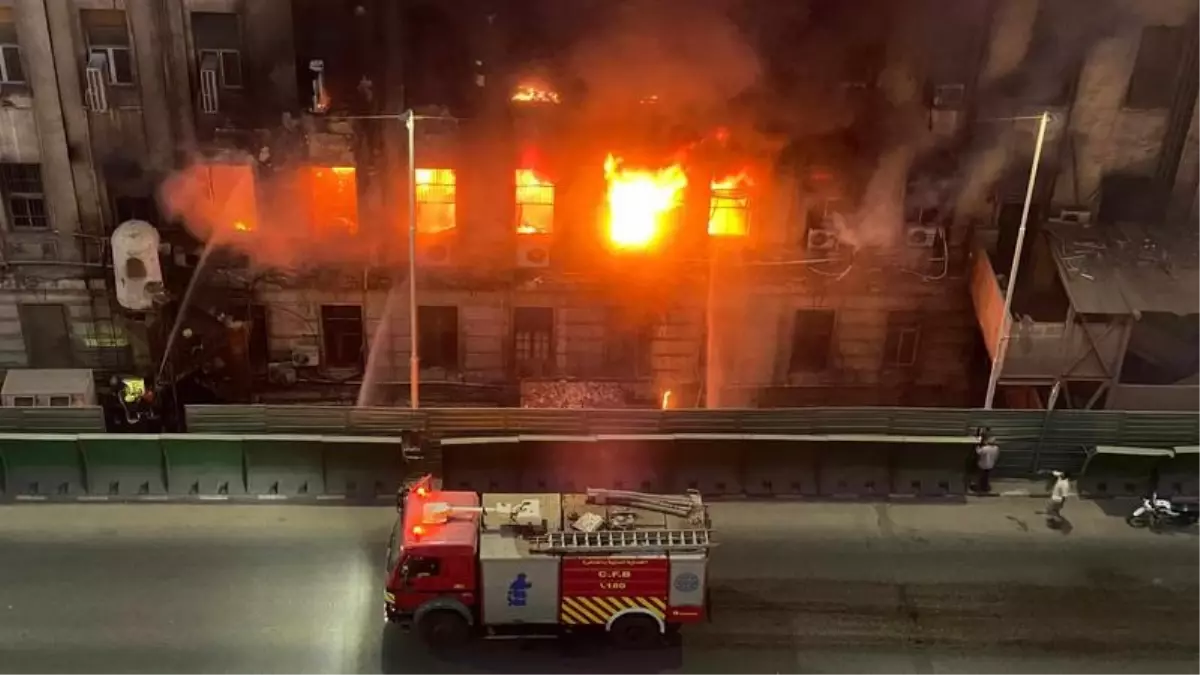 Kahire'de İletişim Merkezinde Yangın: 22 Yaralı