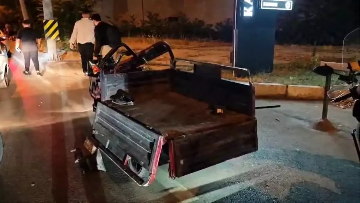 Bursa'da Otomobil Elektrikli Motosiklete Çarptı: 3 Yaralı