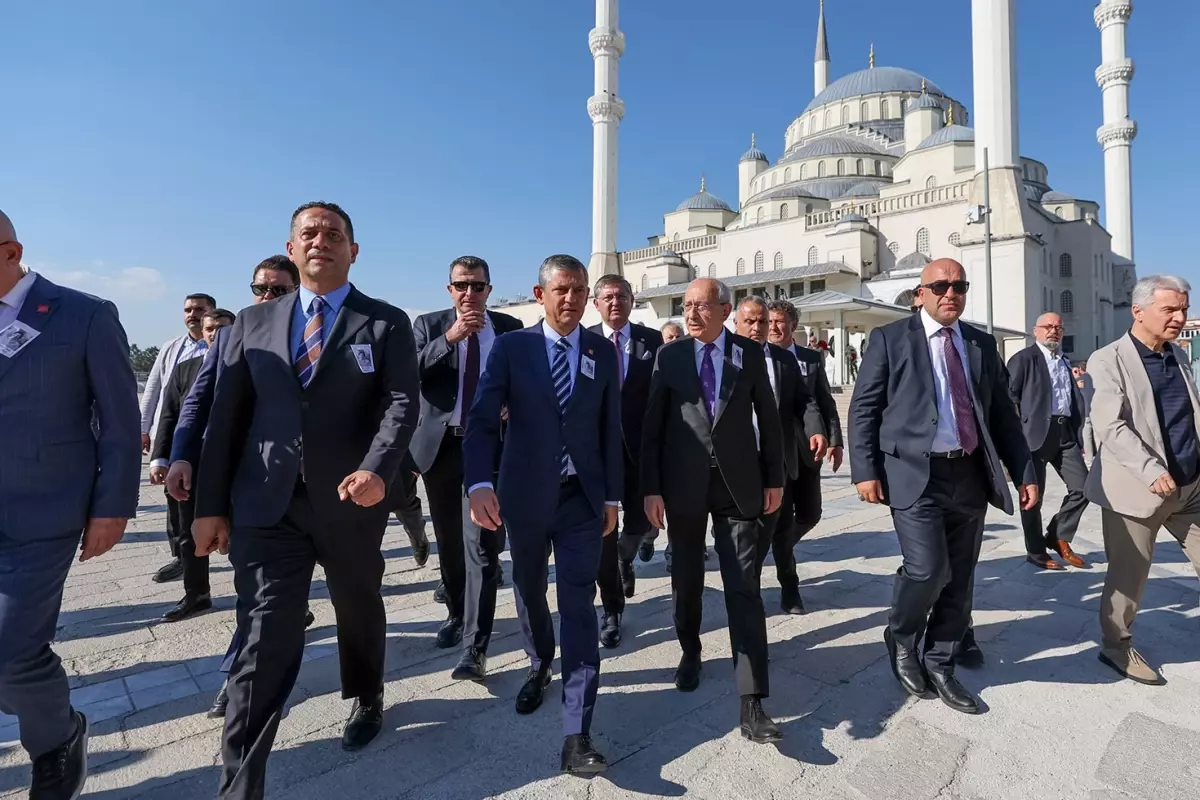 Özel ve Kılıçdaroğlu 'mutlak butlan' krizinin ardından ilk kez cenazede bir araya geldi