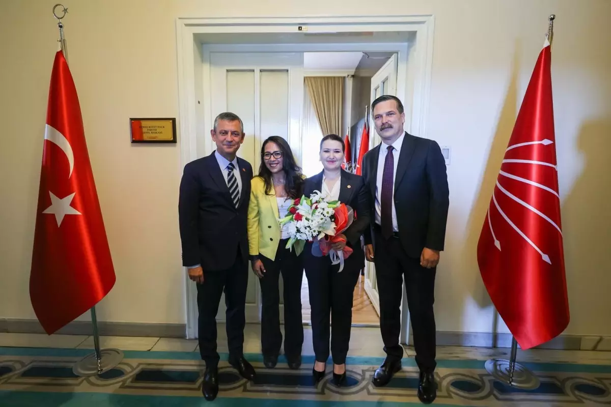 Özgür Özel ve Erkan Baş Meclis'te Bir Araya Geldi