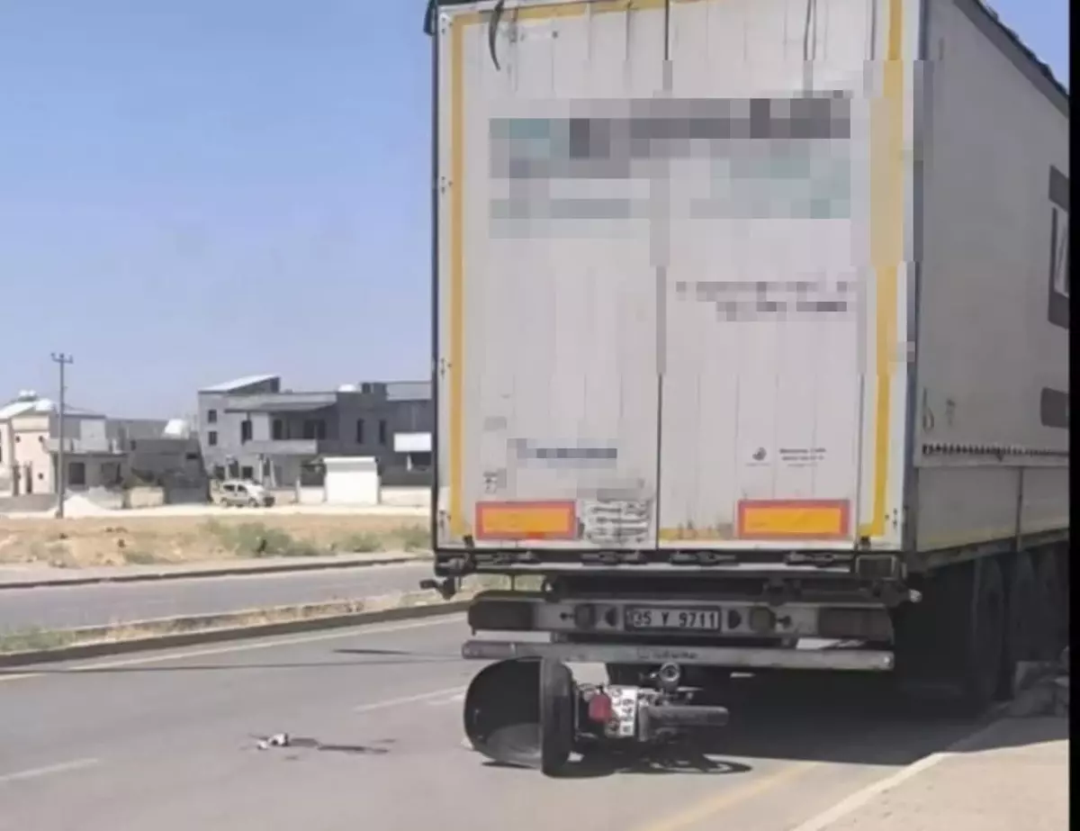 Mardin'de Motosiklet TIR'a Çarptı: Sürücü Ağır Yaralı
