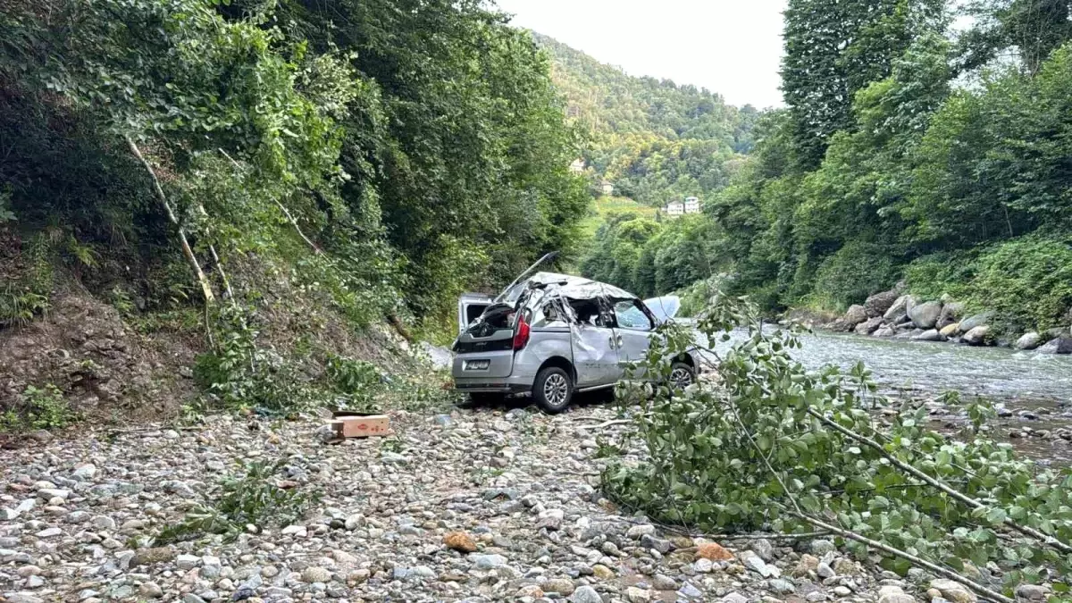 Rize'de Hafif Ticari Araç Dereye Yuvarlandı: Yaralılar Hastaneye Sevk Edildi