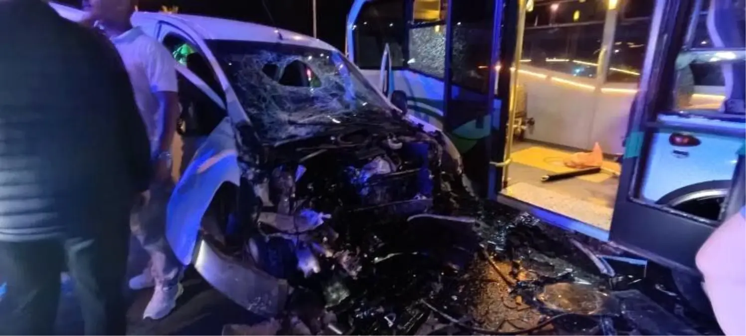 Rize'de minibüs ile hafif ticari araç çarpıştı: 10 yaralı