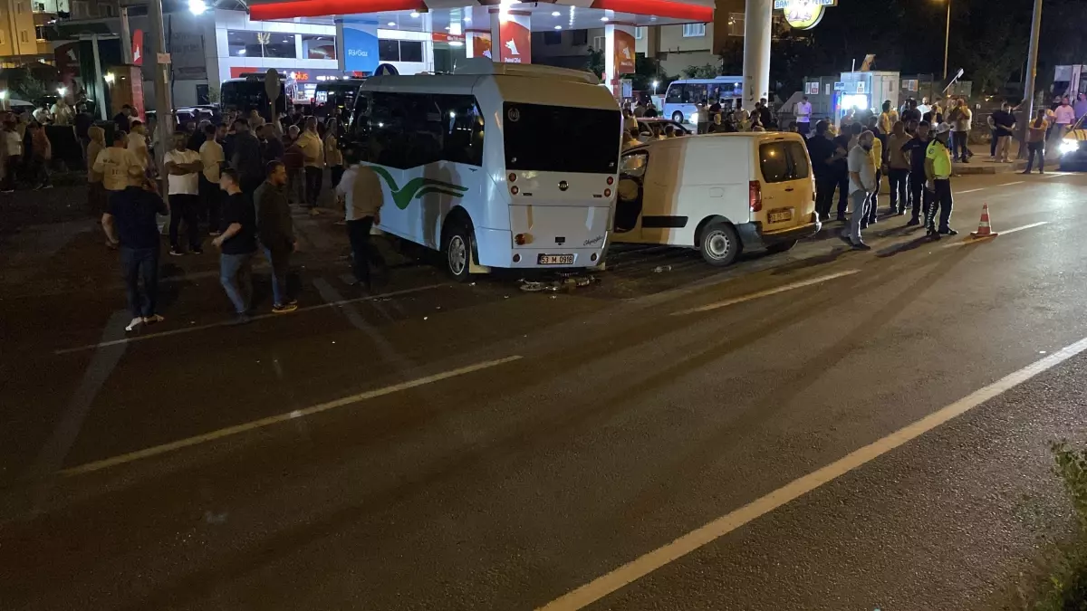Rize'de Minibüs ile Ticari Araç Çarpıştı: 10 Yaralı