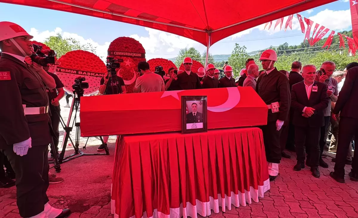 Pençe-Kilit Harekatı'nda şehit olan Piyade Uzman Çavuş Kani Obi toprağa verildi