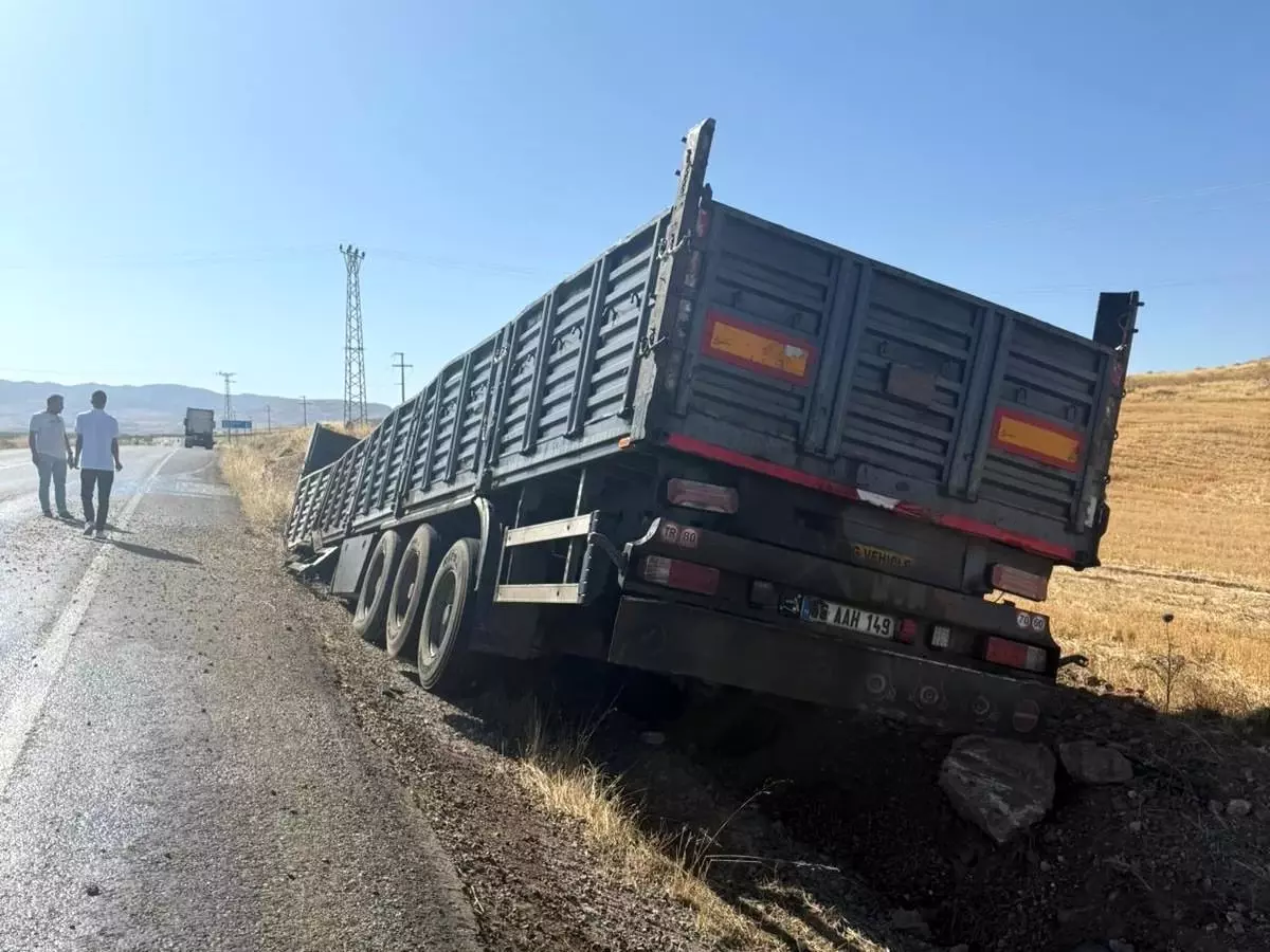 Siirt'te Tır Kasesi Yola Savruldu