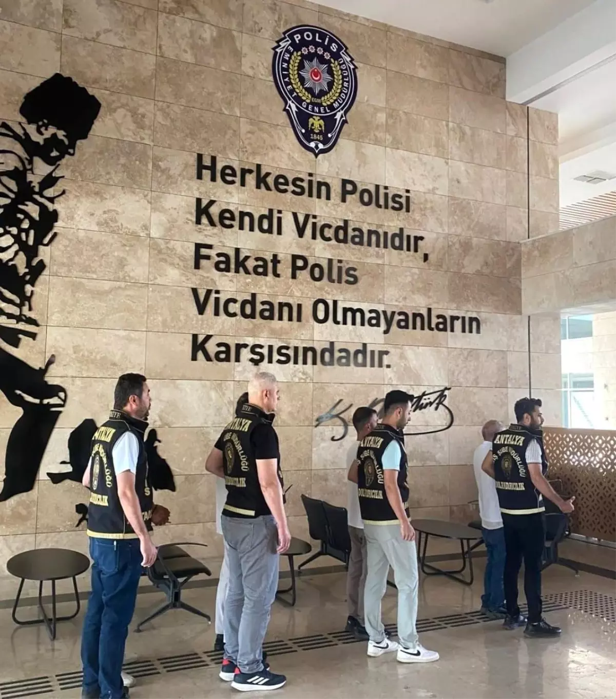 Antalya'da Sahte Belgeyle Taşınmaz Satmaya Çalışan 4 Şüpheli Yakalandı