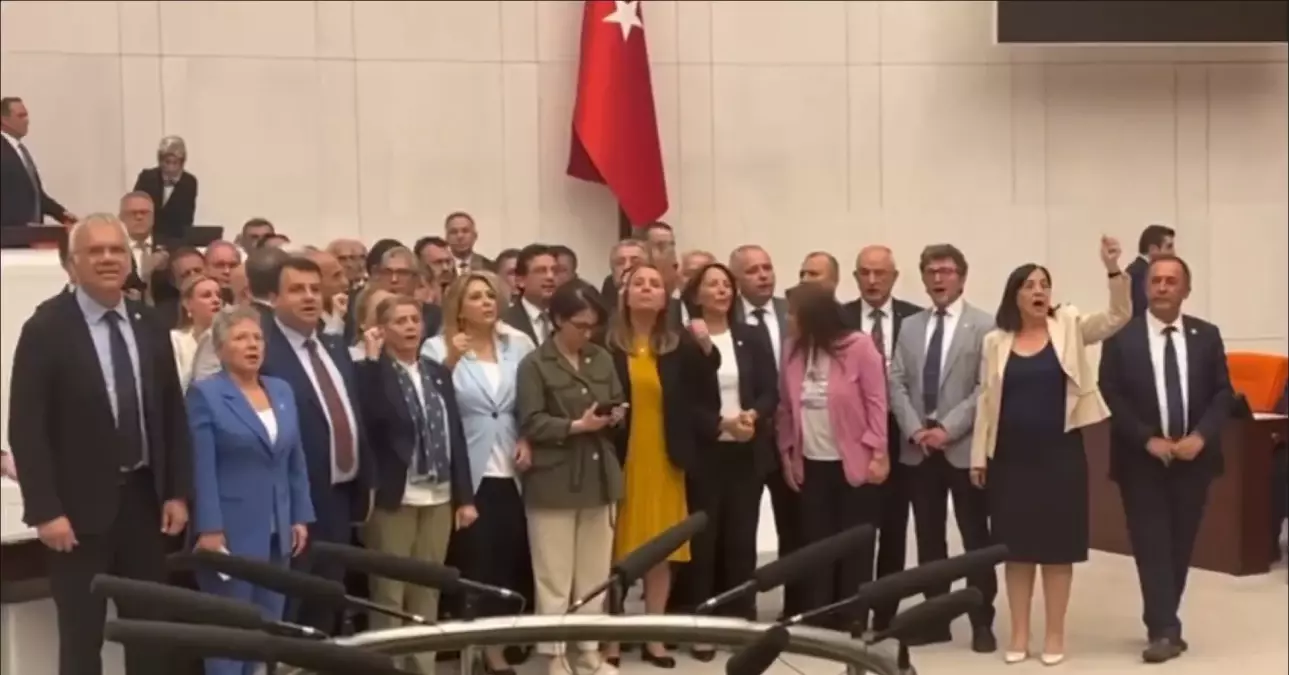CHP'li Vekiller Protesto Nedeniyle TBMM Genel Kurulu Kapandı