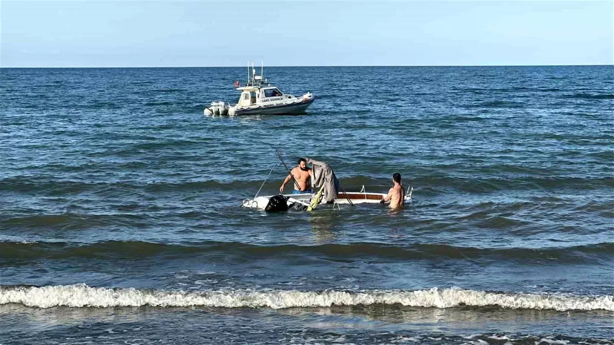 Samsun'da Tekne Alabora Oldu, 5 Kişi Kıyıya Ulaştı