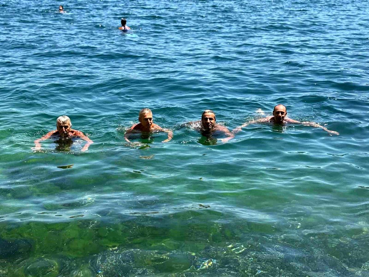 İstanbul'da Sıcak Hava Etkili: Vatandaşlar Beşiktaş'ta Serinliyor