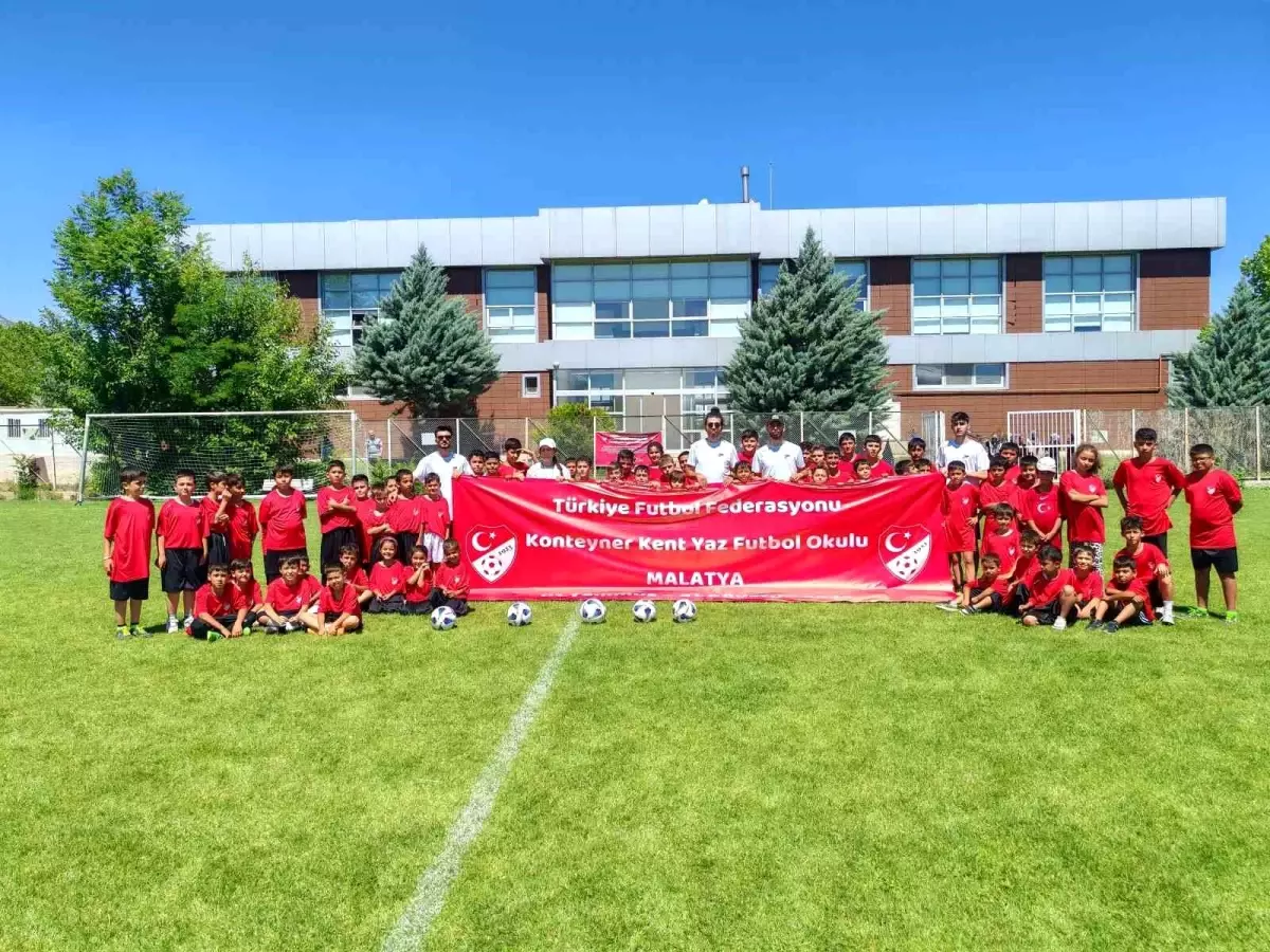 Konteyner Evlerde Futbol Okulu Düzenleniyor
