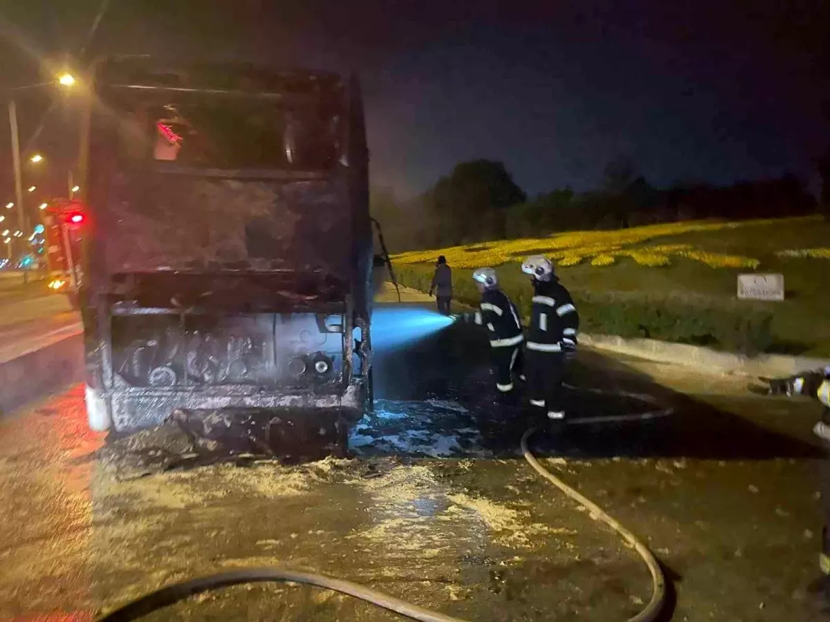 Denizli'de Seyir Halindeki Tur Otobüsü Yandı