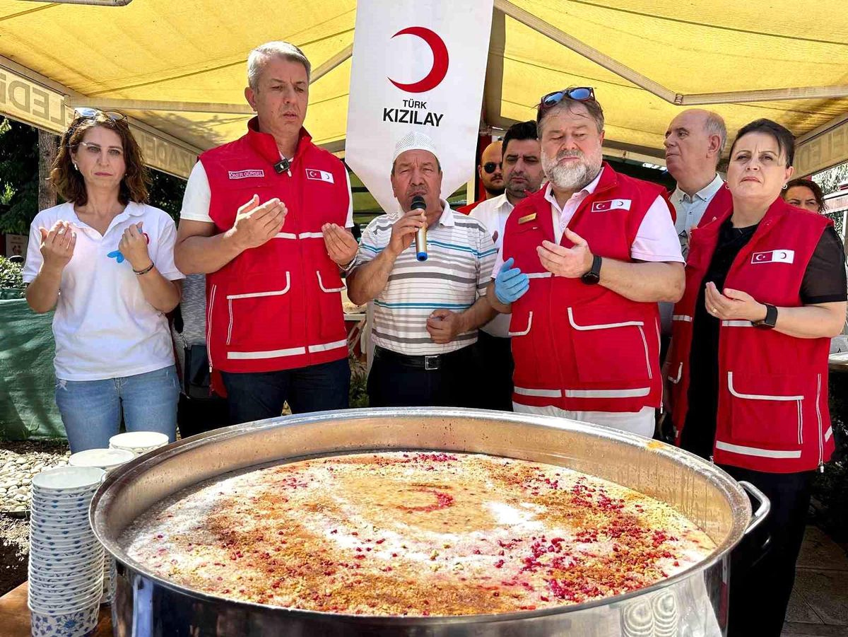 Türk Kızılay, Manisa'da 1000 Kişiye Aşure İkram Etti