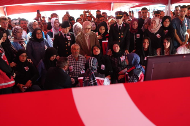 Türkiye kahramanlarını uğurluyor! Şehidin kızından herkesi ağlatan hareket Türkiye kahramanlarını uğurluyor! Şehidin kızından herkesi ağlatan hareket