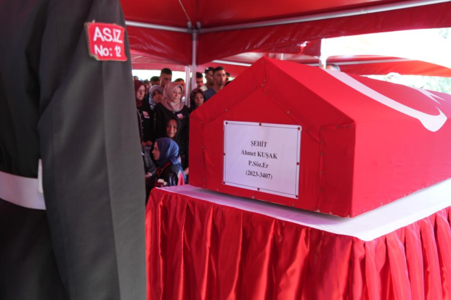 Türkiye kahramanlarını uğurluyor! Şehidin kızından herkesi ağlatan hareket Türkiye kahramanlarını uğurluyor! Şehidin kızından herkesi ağlatan hareket