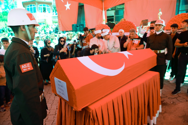 Türkiye kahramanlarını uğurluyor! Şehidin kızından herkesi ağlatan hareket Türkiye kahramanlarını uğurluyor! Şehidin kızından herkesi ağlatan hareket