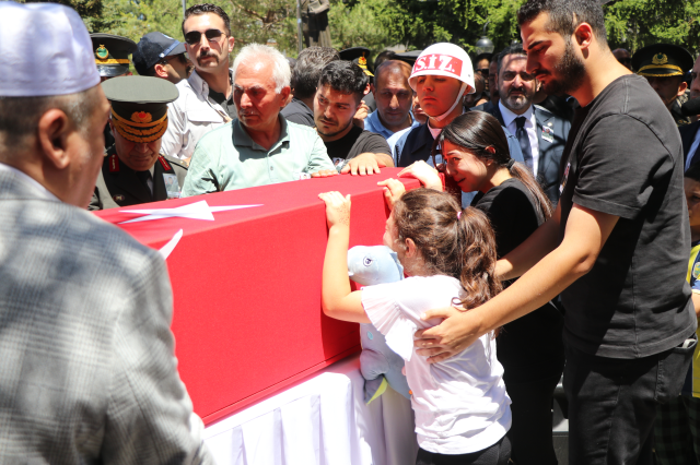 Türkiye kahramanlarını uğurluyor! Şehidin kızından herkesi ağlatan hareket Türkiye kahramanlarını uğurluyor! Şehidin kızından herkesi ağlatan hareket