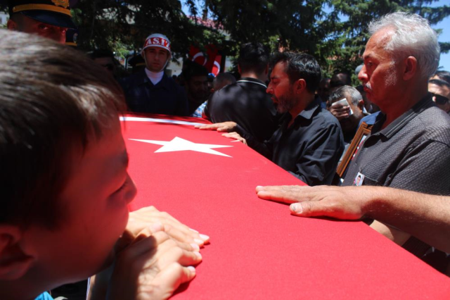 Türkiye şehirlerini uğurluyor! Gözyaşları sel oldu Türkiye şehirlerini uğurluyor! Gözyaşları sel oldu