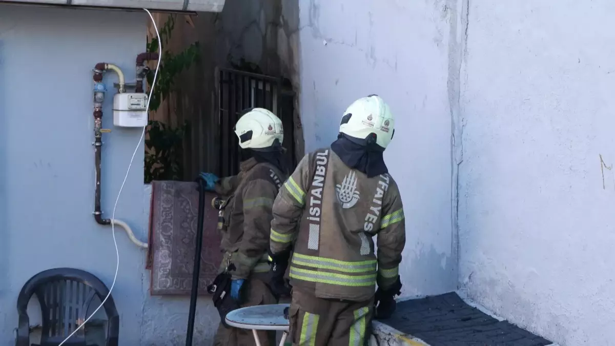 Ümraniye'de Gecekonduda Yangın: Çocuk Çakmakla Oynadı