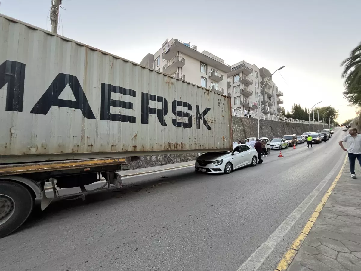 Körfez'de TIR Kazası: Konteyner Otomobilin Üzerine Kaydı