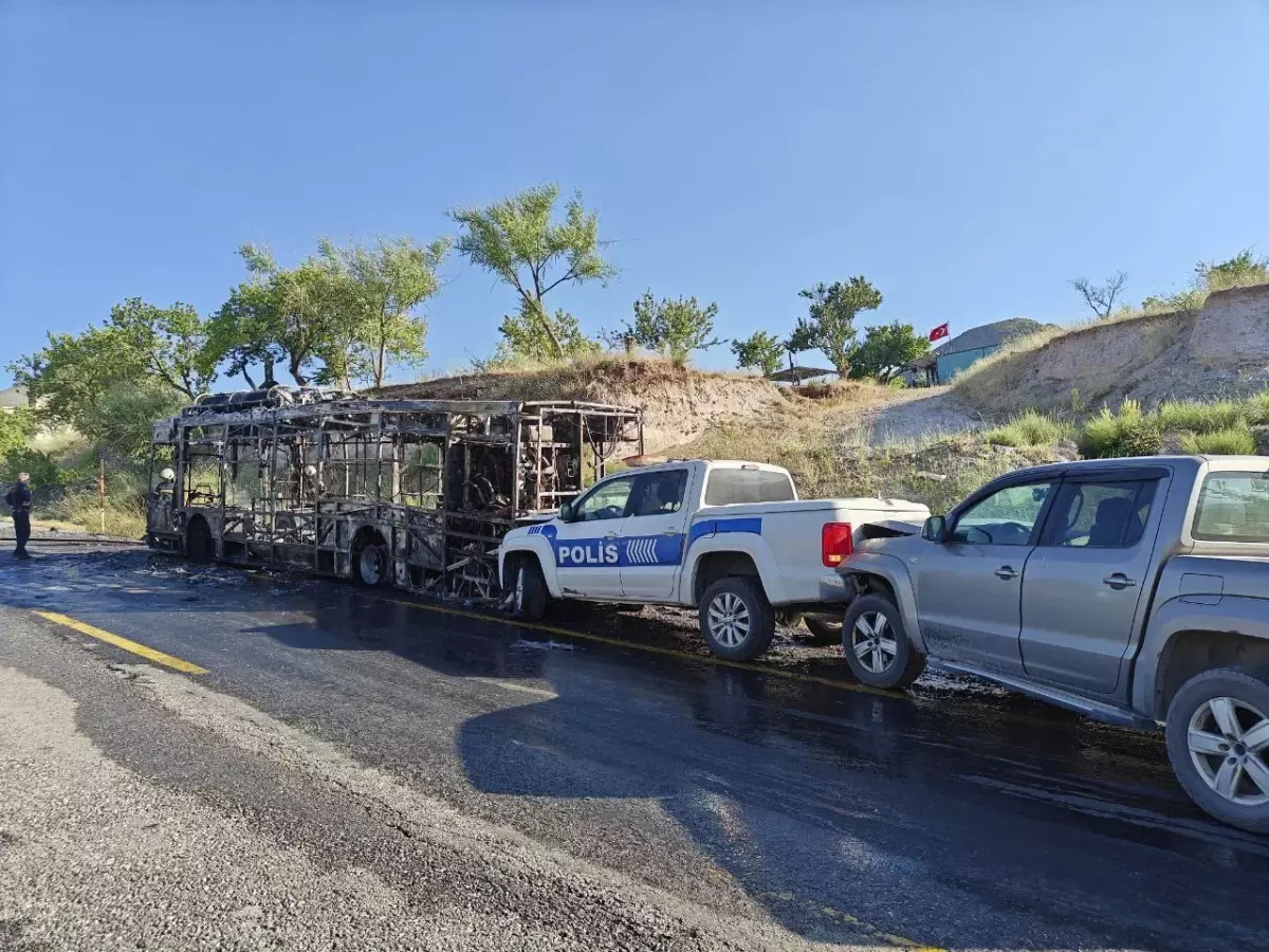 Kayseri'de Yangın: Halk Otobüsü Kül Oldu, 2 Araç Zarar Gördü