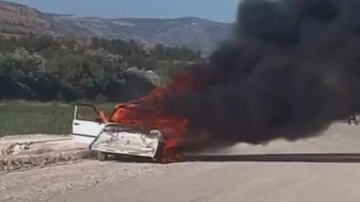 Amasya'da Seyir Halindeki Otomobil Alev Alev Yandı