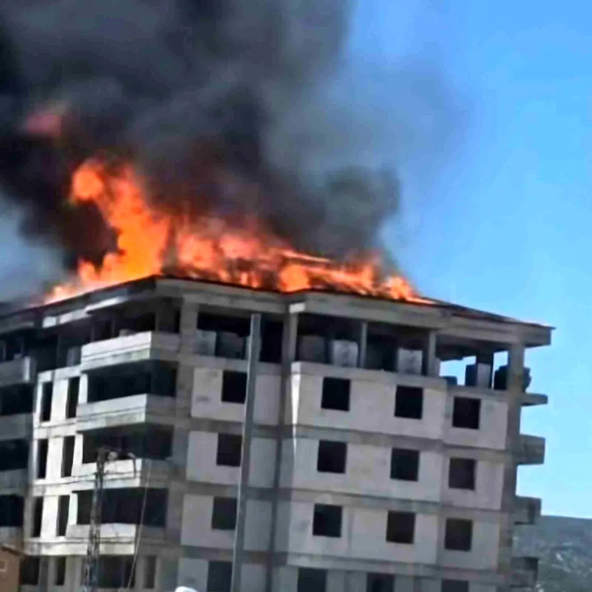 Gaziantep'te Yapımı Devam Eden Apartmanın Çatısında Yangın Çıktı