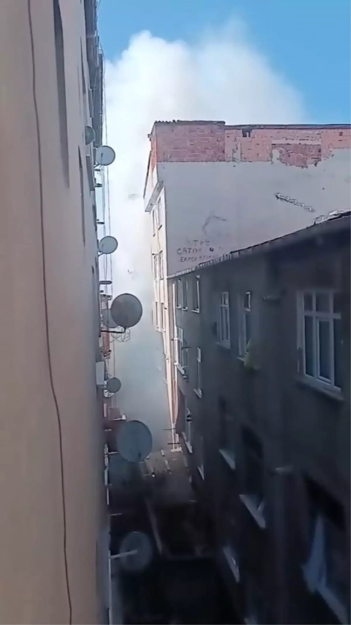 Bağcılar'da 5 Katlı Binada Yangın