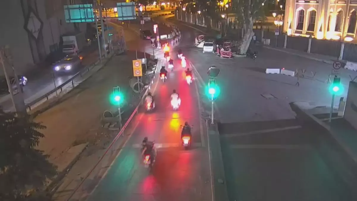 Beyoğlu Hasköy Tüneli'nde Motosiklet Şovuna Dur Diyen Emniyet: 13 Sürücüye 133 Bin Lira Ceza!
