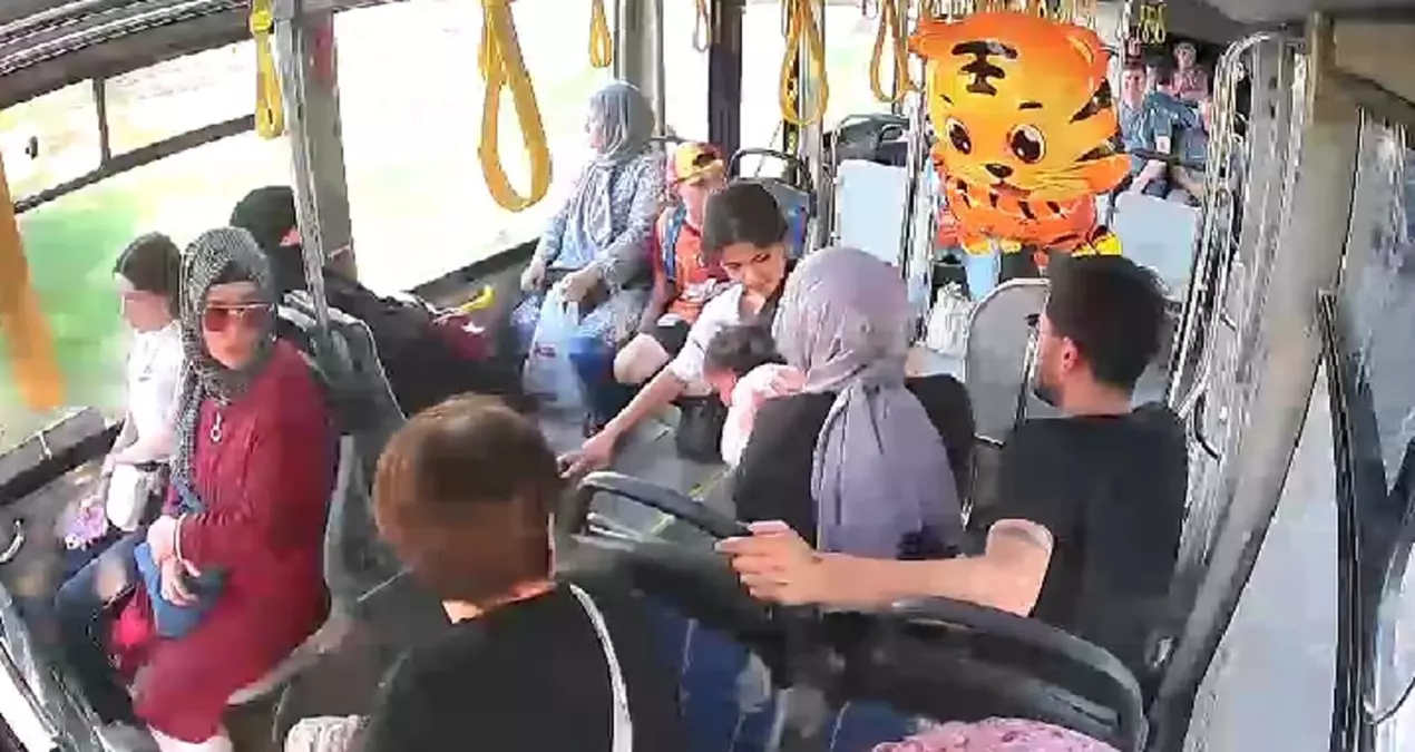 Isparta'da Otobüs Şoförü, Boğazına Cips Kaçan Bebeği Kurtardı