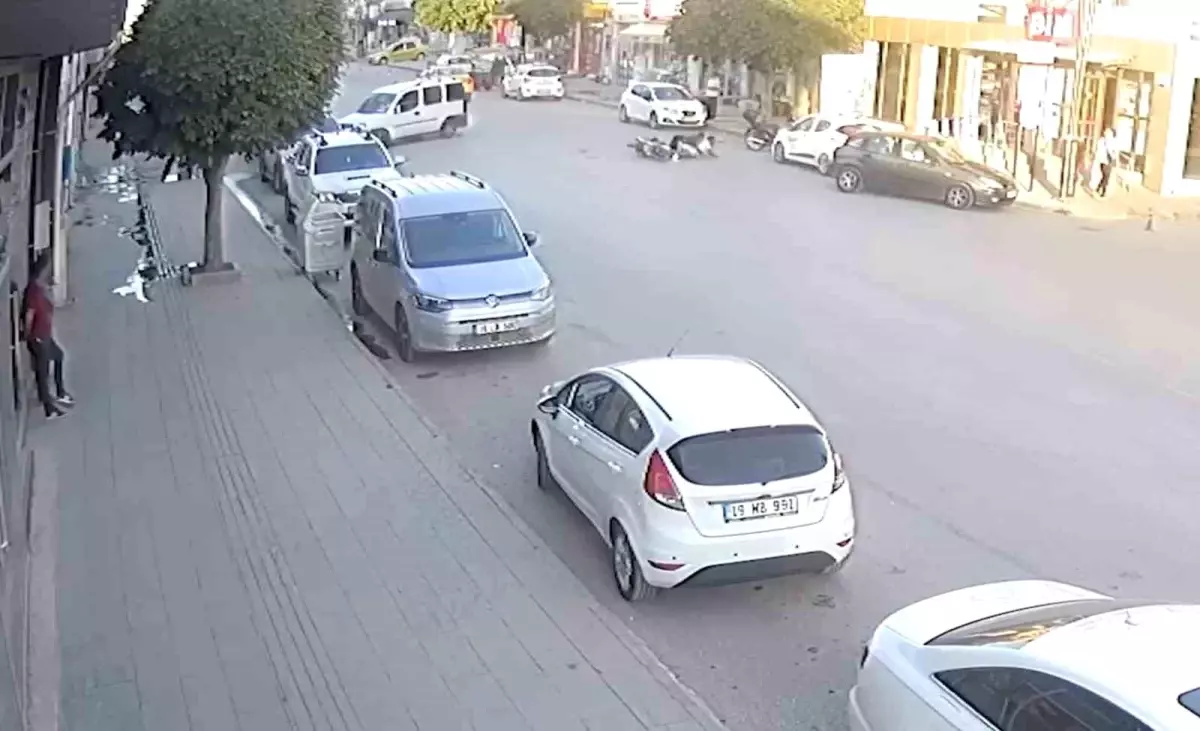 Çorum Alaca'da Motosiklet ve Hafif Ticari Araç Çarpıştı: 2 Yaralı