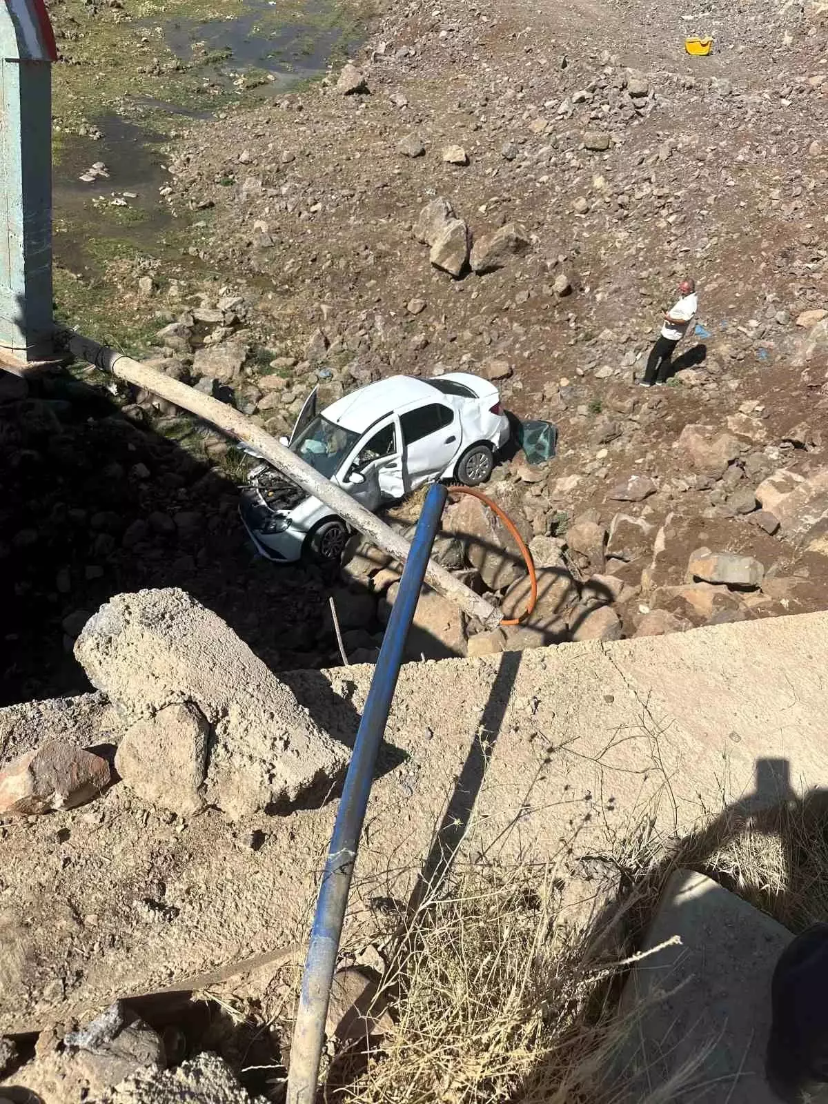 Diyarbakır'da Otomobil Köprüden Düştü: Sürücü Yaralı