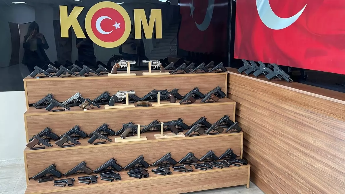 Şanlıurfa'da 65 Ruhsatsız Tabanca Ele Geçirildi, 2 Şüpheli Tutuklandı