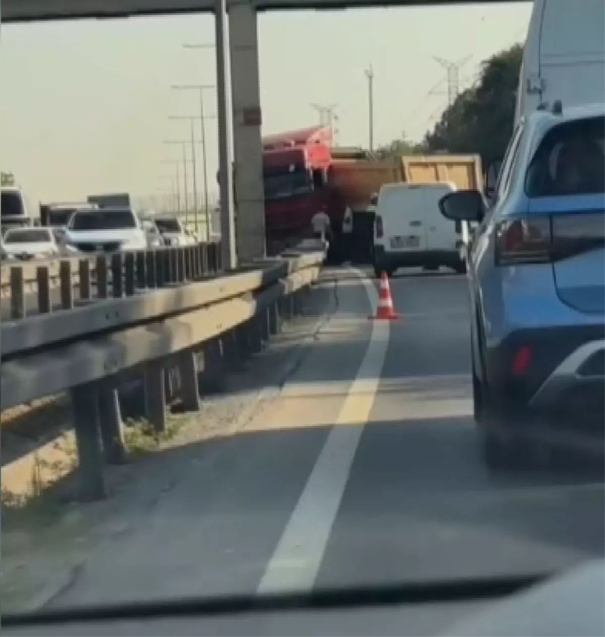 Eyüpsultan'da TIR Kazası: Direksiyon Hakimiyeti Kaybedildi