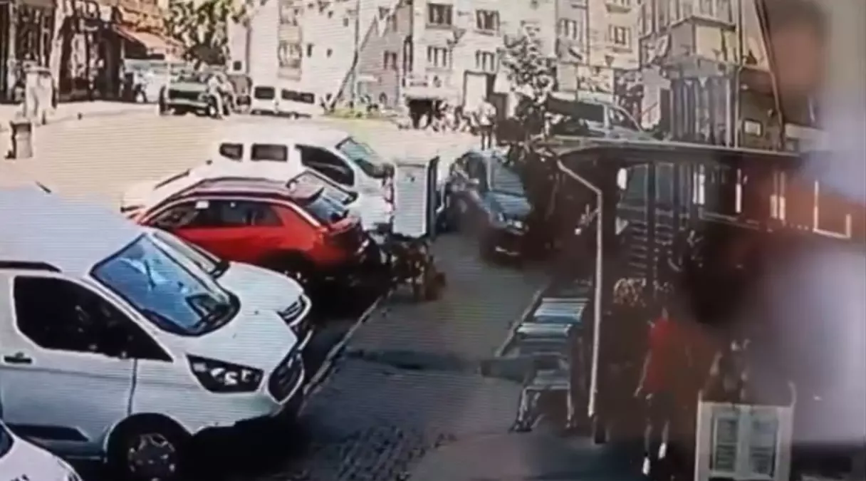 EYÜPSULTAN'da Otomobil Kaza Yaptı, Market Çalışanı Yaralandı
