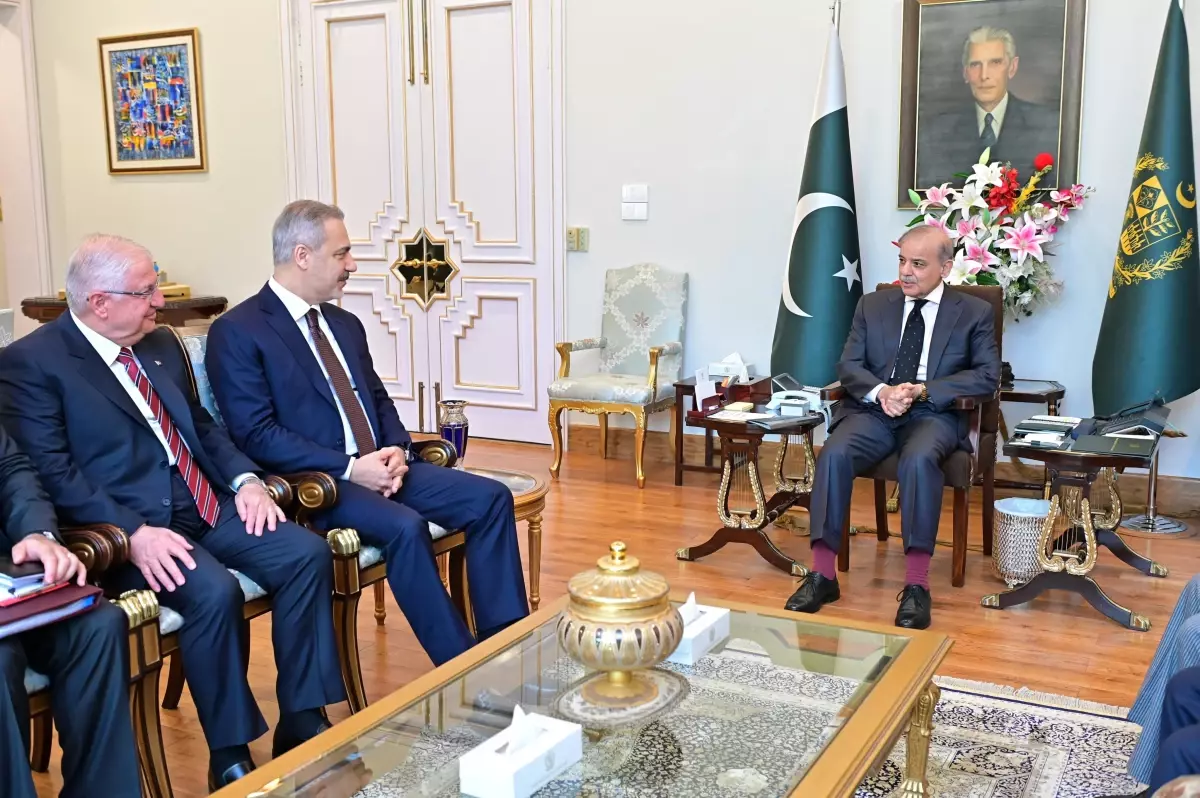 Bakanlar Fidan ve Güler Pakistan'da Başbakan Şerif ile Görüştü