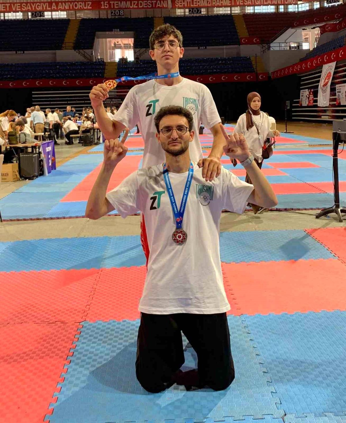 İzmir'de Kick Boks Şampiyonasında Kardeşler Başarı Elde Etti