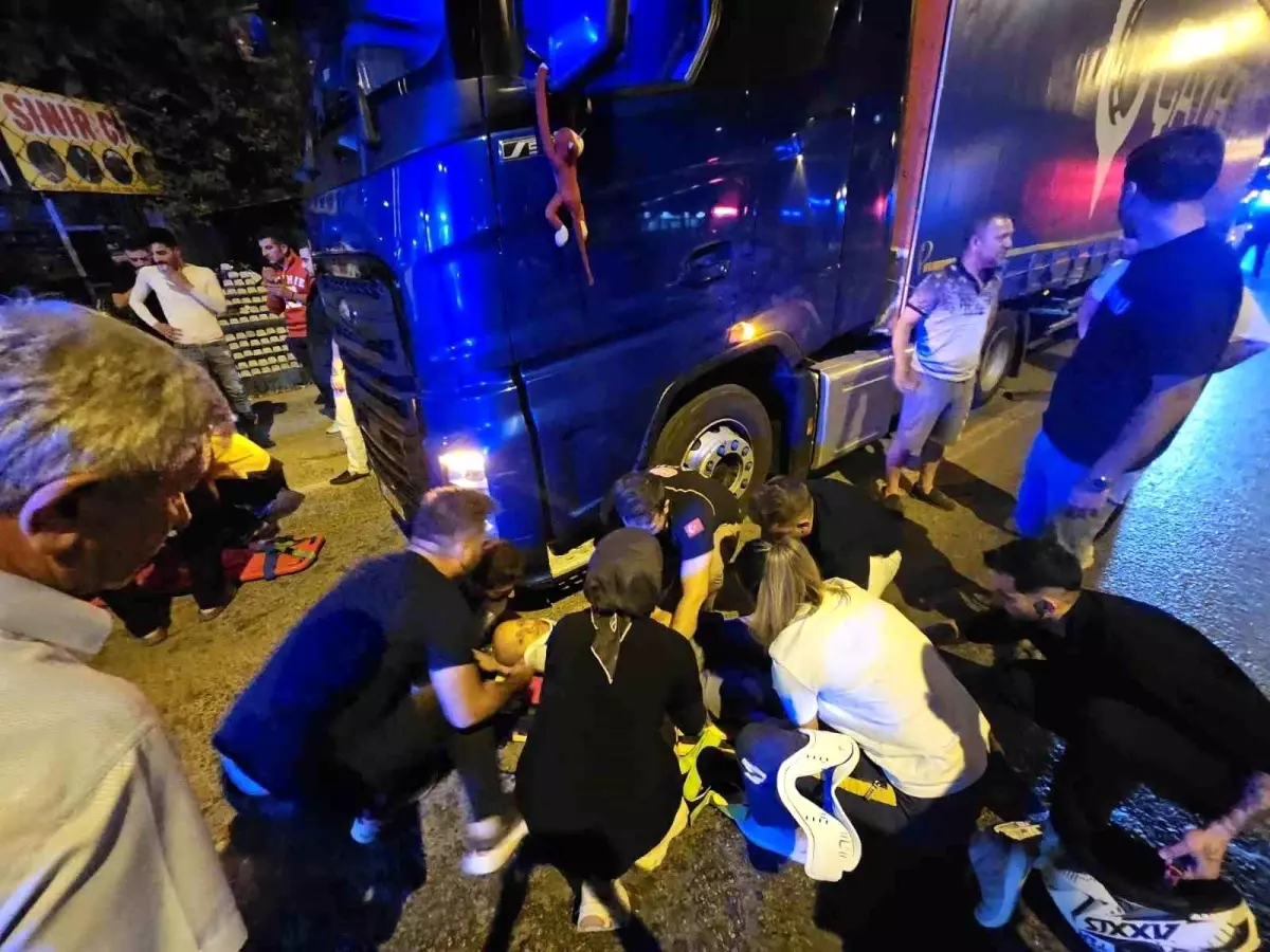 Bursa'da Motosiklet Tıra Çarptı: İki Yaralı