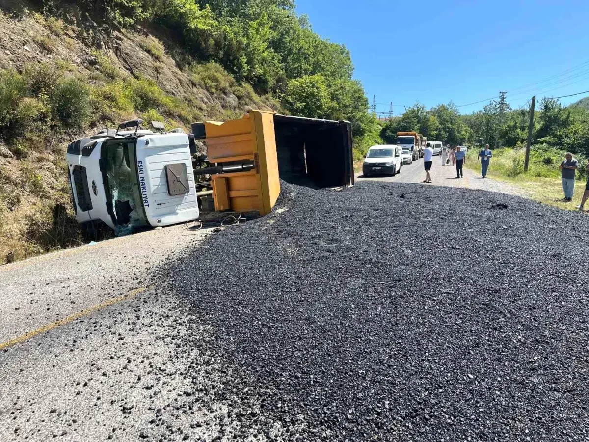Kastamonu'da Hafriyat Kamyonu Devrildi: Sürücü Yaralandı