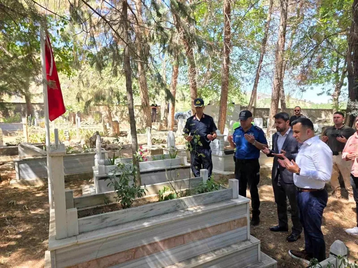 Kaymakam Kadir Algın, deprem şehitliğini ziyaret etti