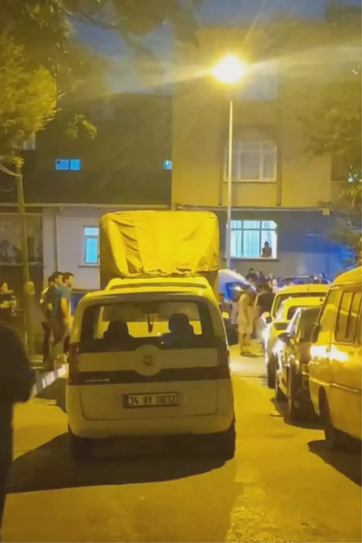 Küçükçekmece'de Silahlı Saldırı ve Bıçaklı Kavga: İki Yaralı